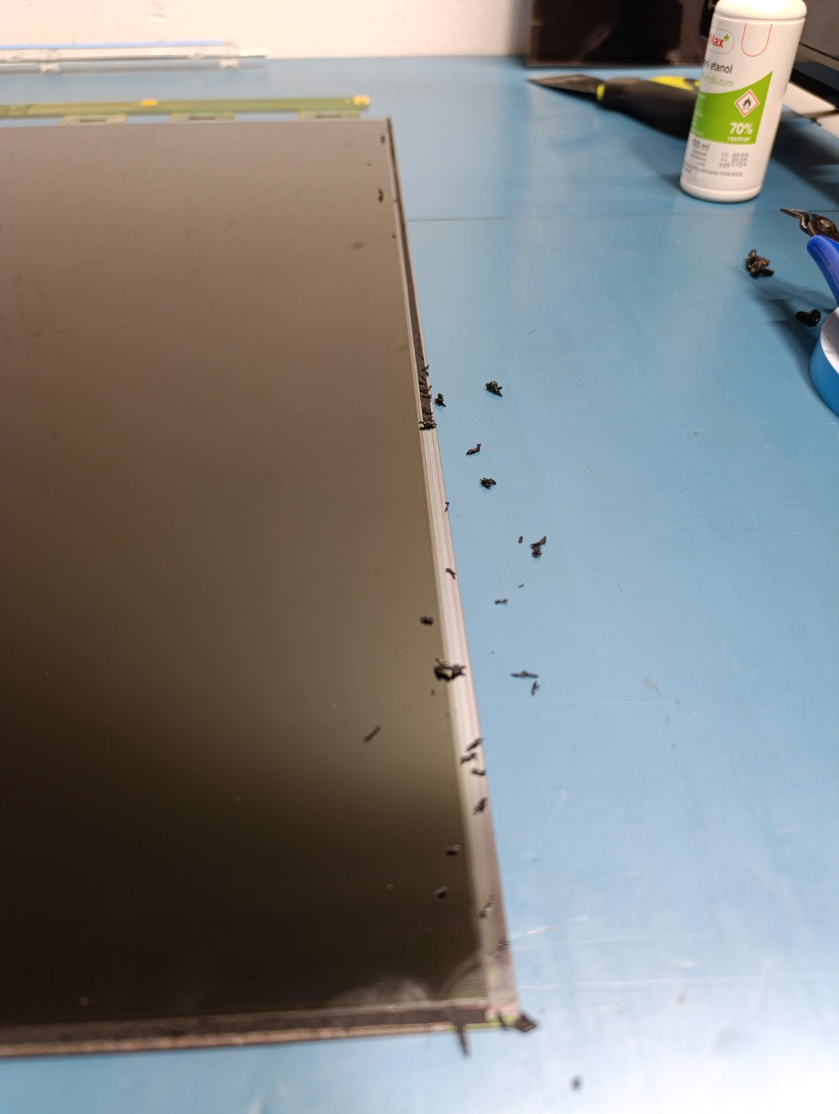 Skidanje starog lepka sa ekrana Hisense televizora