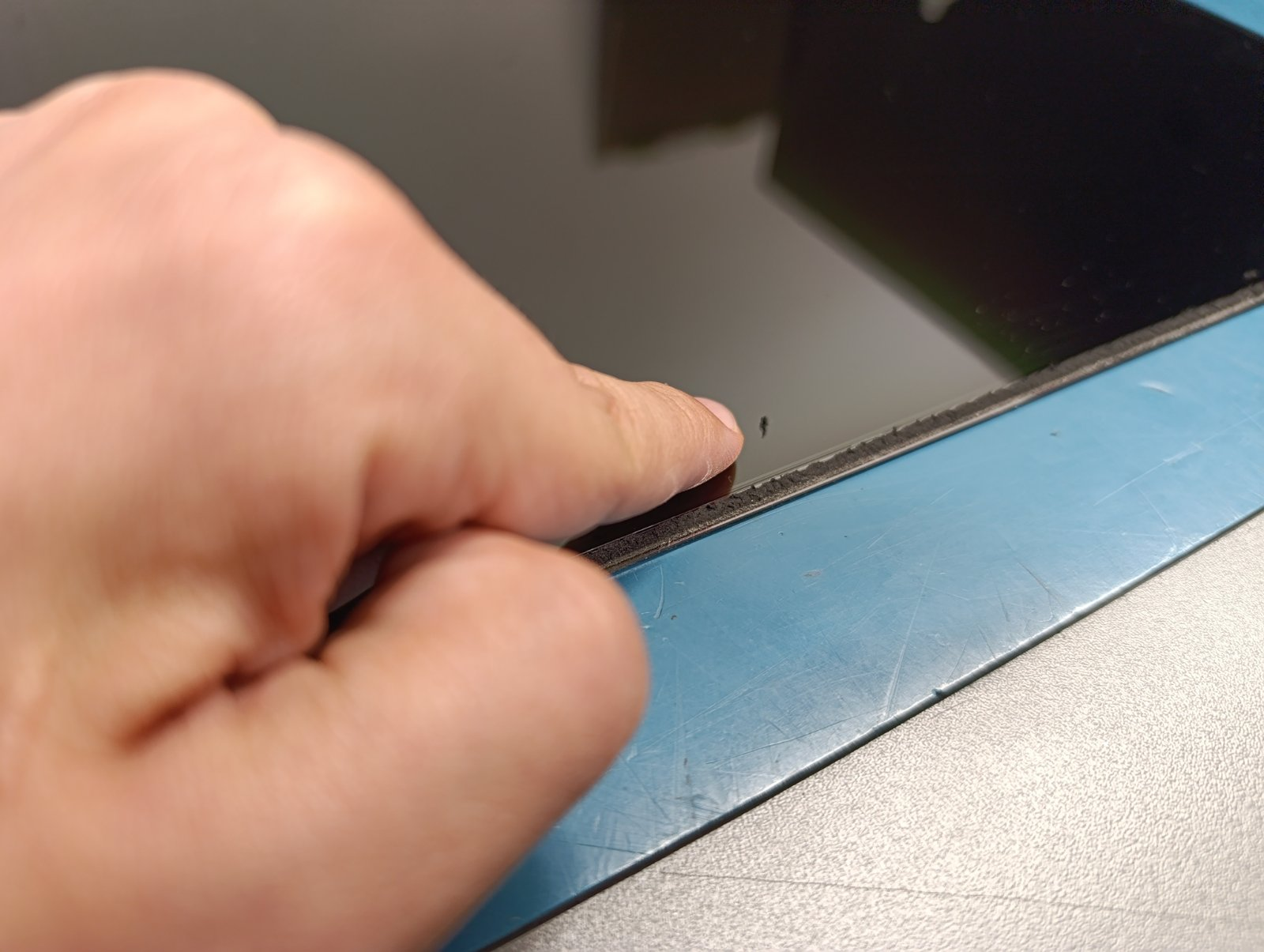 Nanošenje novog lepka na kuciste televizora