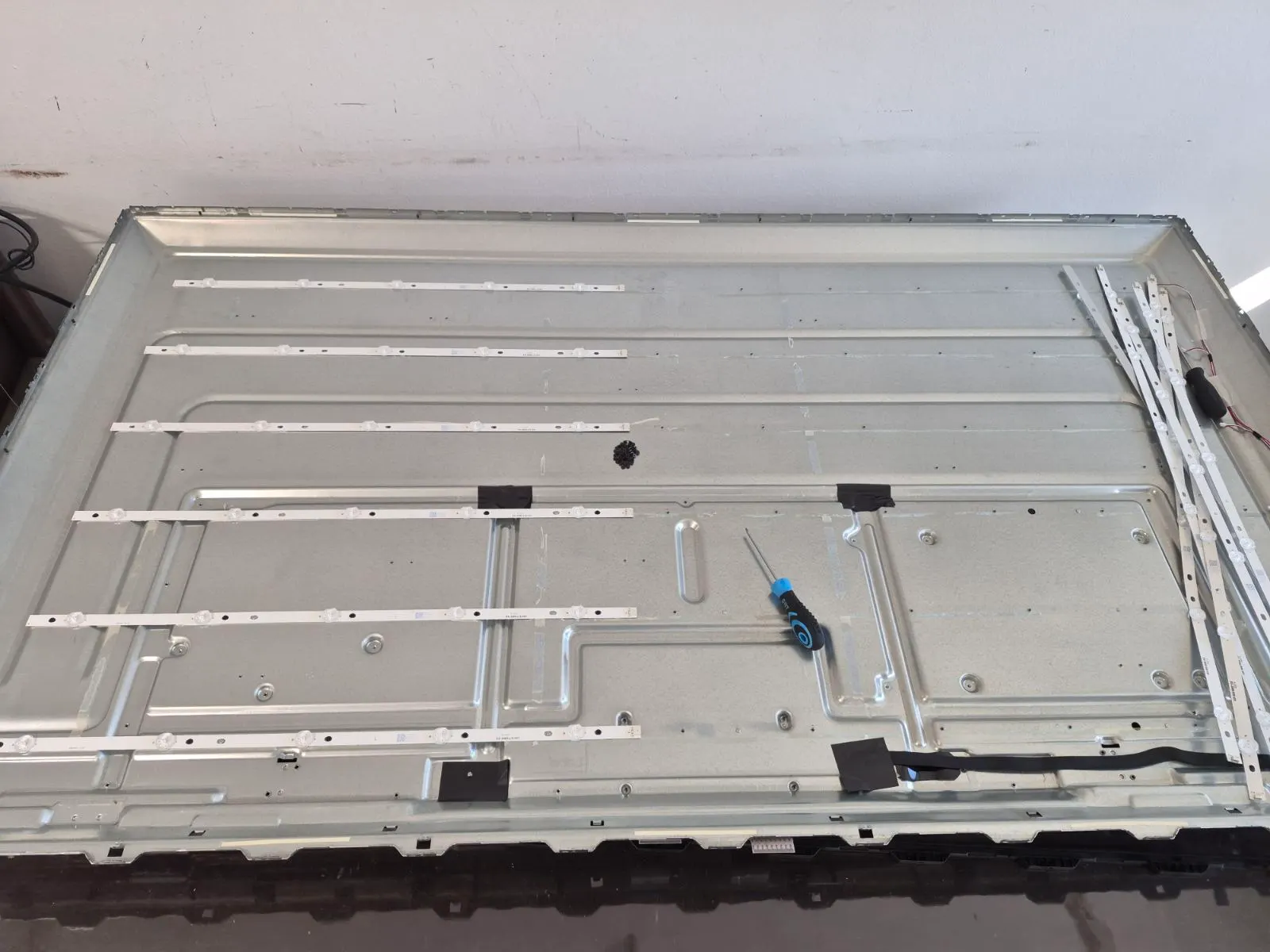 Rasklopljen televizor Philips 65PUS6554 - Pozadinsko osvetljenje